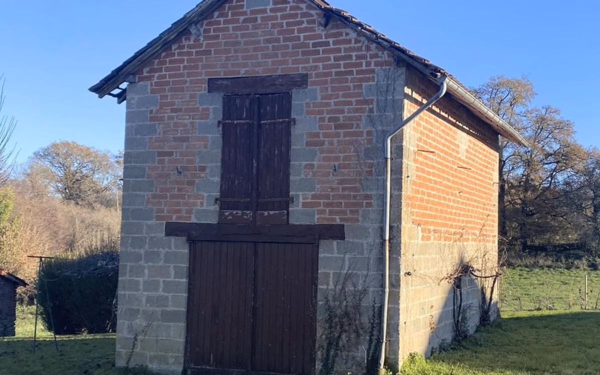 Le bâtiment de la future miellerie municipale, en travaux (photo Charente Libre)
