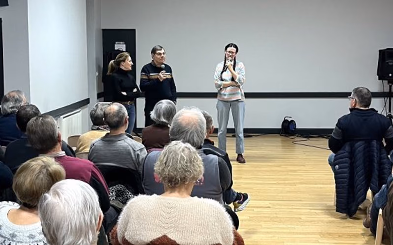 Les intervenants face au public lors du ciné-débat du 13 février 2025, salle Jean-Buisson (photo Gaëlle Pinaud, L’Avenir Le Confolentais)