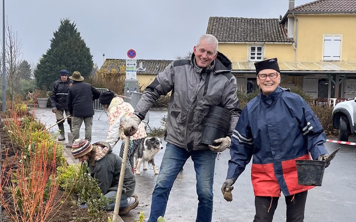 Robert et Hélène, résidents néerlandais du village des Assieux, lors de la plantation place Jean-Bredier (photo Charente Libre)