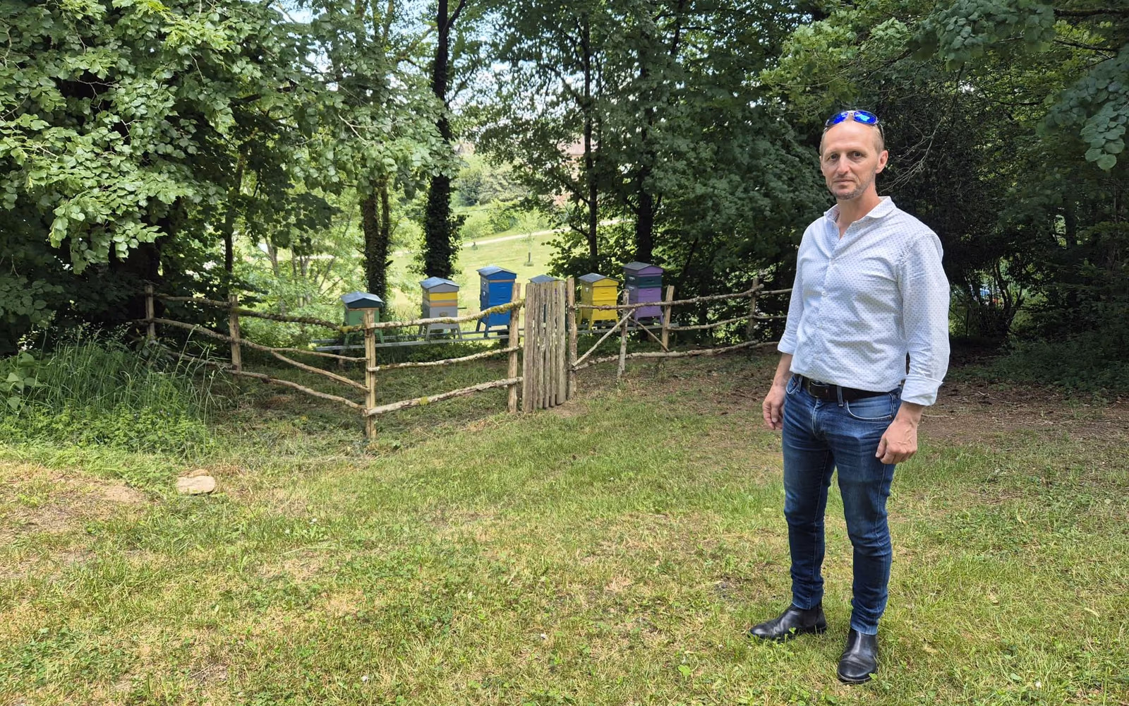 Benoît Savy, maire de Montrollet, devant le rucher communal (photo Kaolin FM)