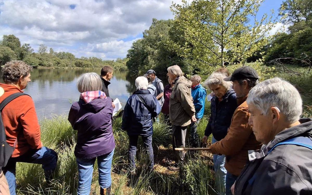 Les randonneurs réunis au bord de l’eau autour de Nicolas Thuaire, directeur du Sigiv (photo Charente Libre)