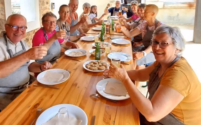 Les participants de l’atelier attablés devant leurs assiettes, salle Jean-Buisson (photo Gaëlle Pinaud, L’Avenir Le Confolentais)