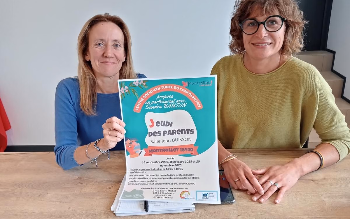 Céline Boutaud, vice-présidente du CCAS, et Charlotte Launay, directrice du CSC, présentent l’affiche des Jeudis des Parents (photo Annie Grandjean, Charente Libre)