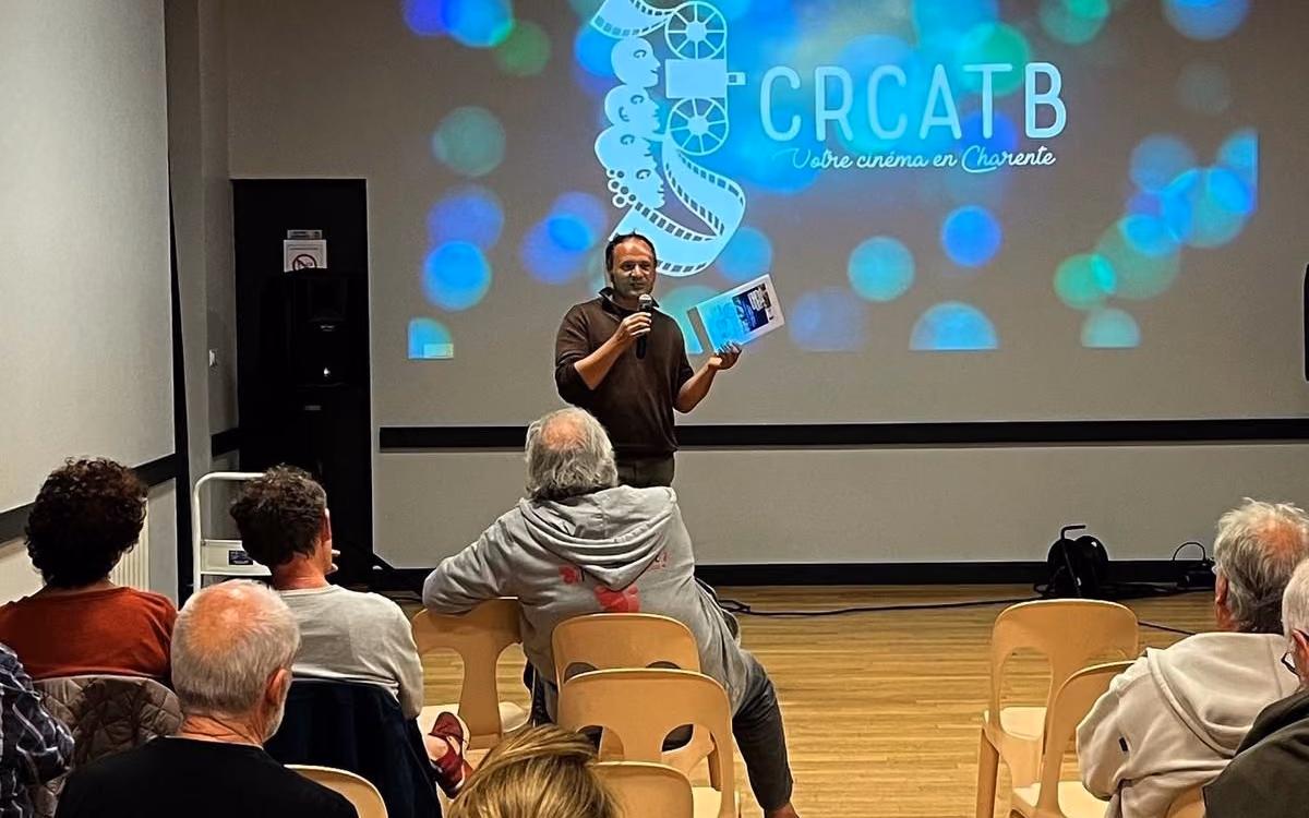 Le projectionniste du CRCATB présente les nouveaux dispositifs aux cinéphiles, salle Jean-Buisson (photo Charente Libre)