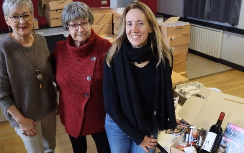 Trois membres du CCAS lors de la préparation des colis de Noël, mardi 2 décembre (photo Gaëlle Pinaud, L’Avenir Le Confolentais)