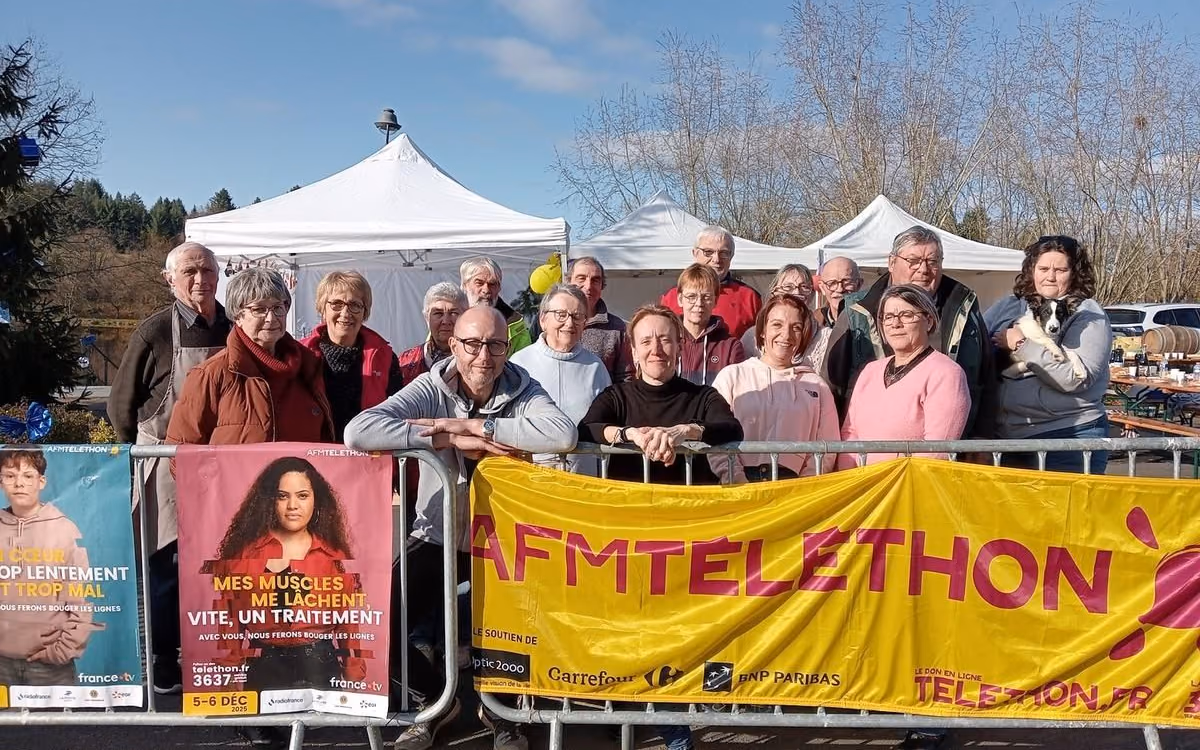Les associations monteirollaises réunies derrière la banderole AFM Téléthon, place Jean-Bredier (photo Charente Libre)