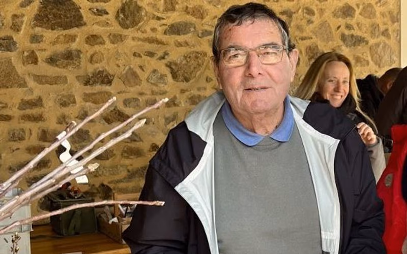 Roger Denis, vice-président national des Croqueurs de pommes, avec des greffons et un porte-greffe (photo Gaëlle Pinaud, L’Avenir Le Confolentais)