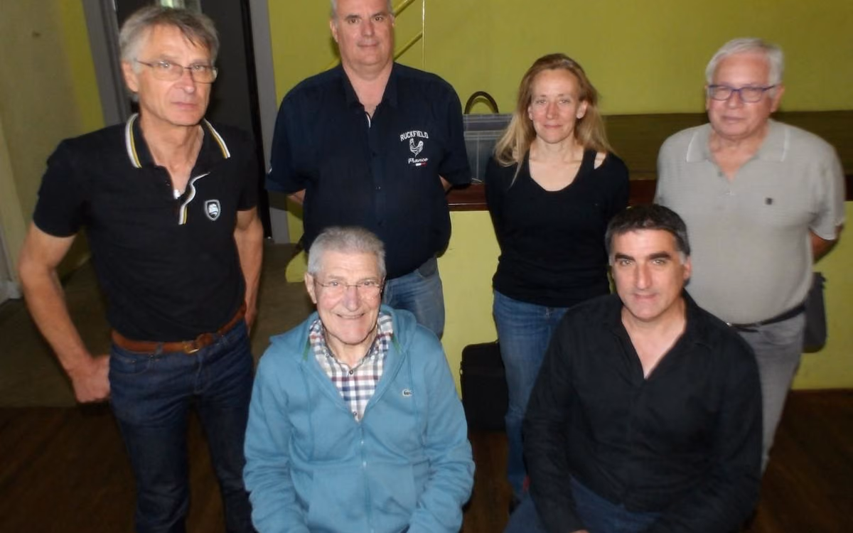 Manuel Desvergne (premier rang à droite) succède à Pierre Madier à la présidence du SIAEP Nord Est Charente (photo Charente Libre)
