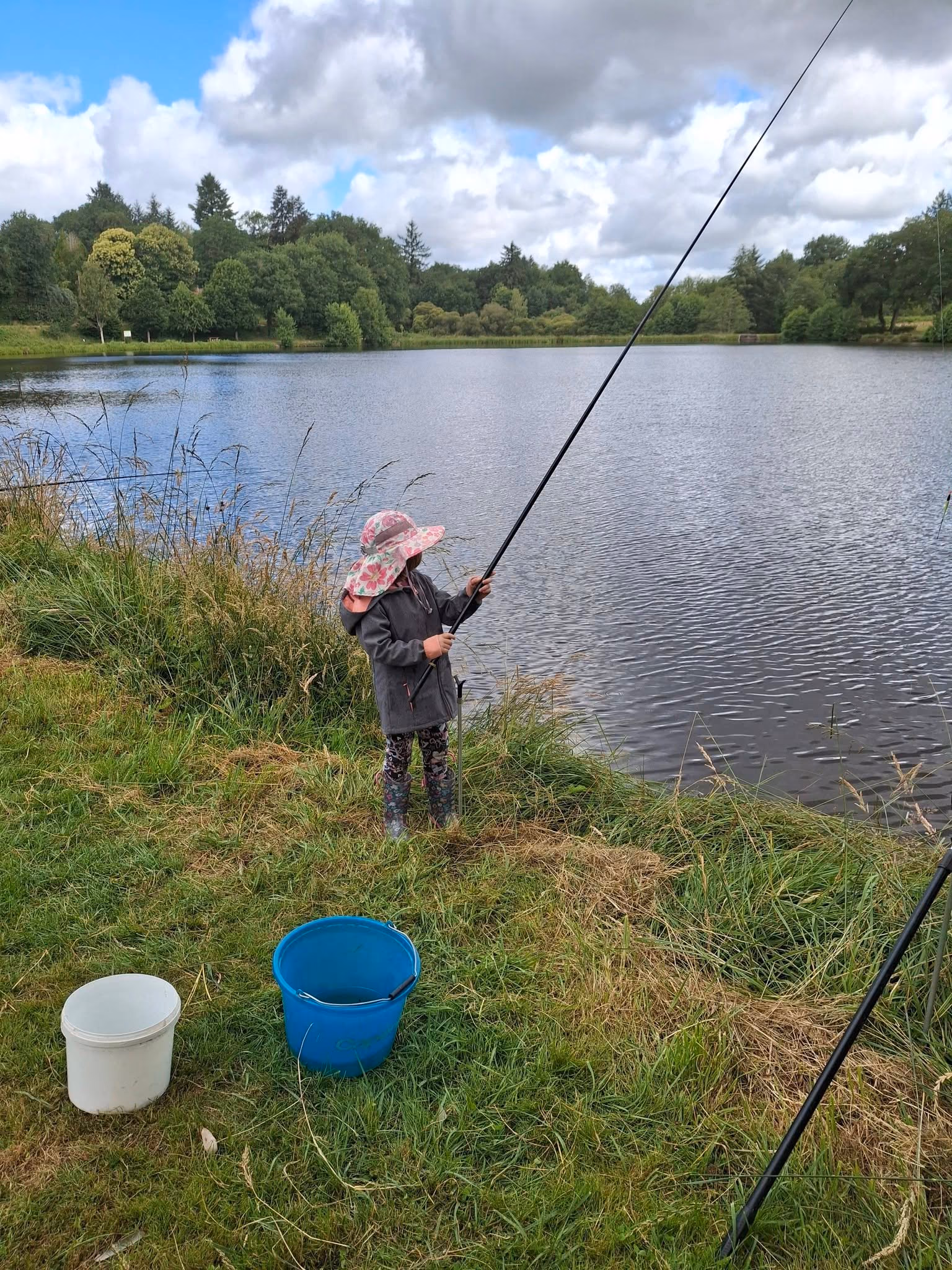 Une jeune pêcheuse au bord de l’eau