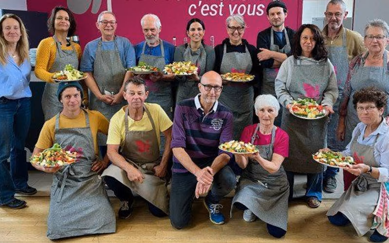 Les participants à l’atelier, assiettes de Gado-Gado en main, salle Jean-Buisson (photo Gaëlle Pinaud, L’Avenir Le Confolentais)