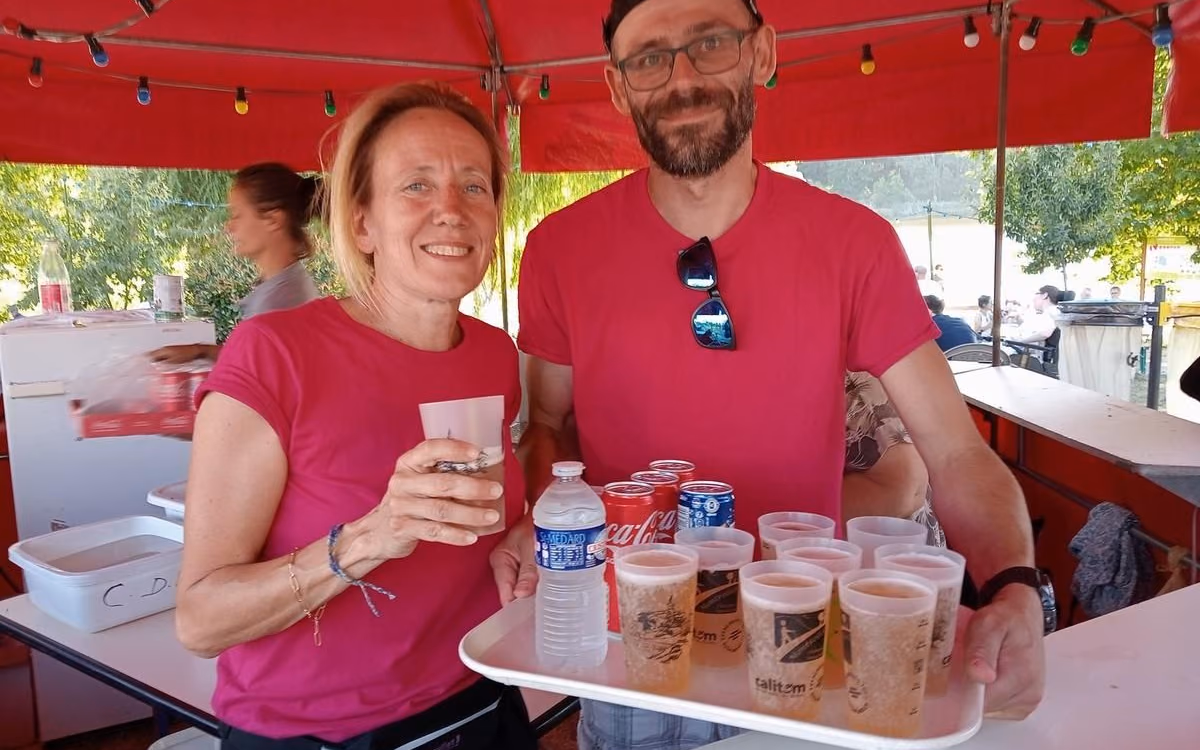 La bière au miel de Montrollet, brassée à Ansac chez Brunack, servie au marché de producteurs (photo Charente Libre)