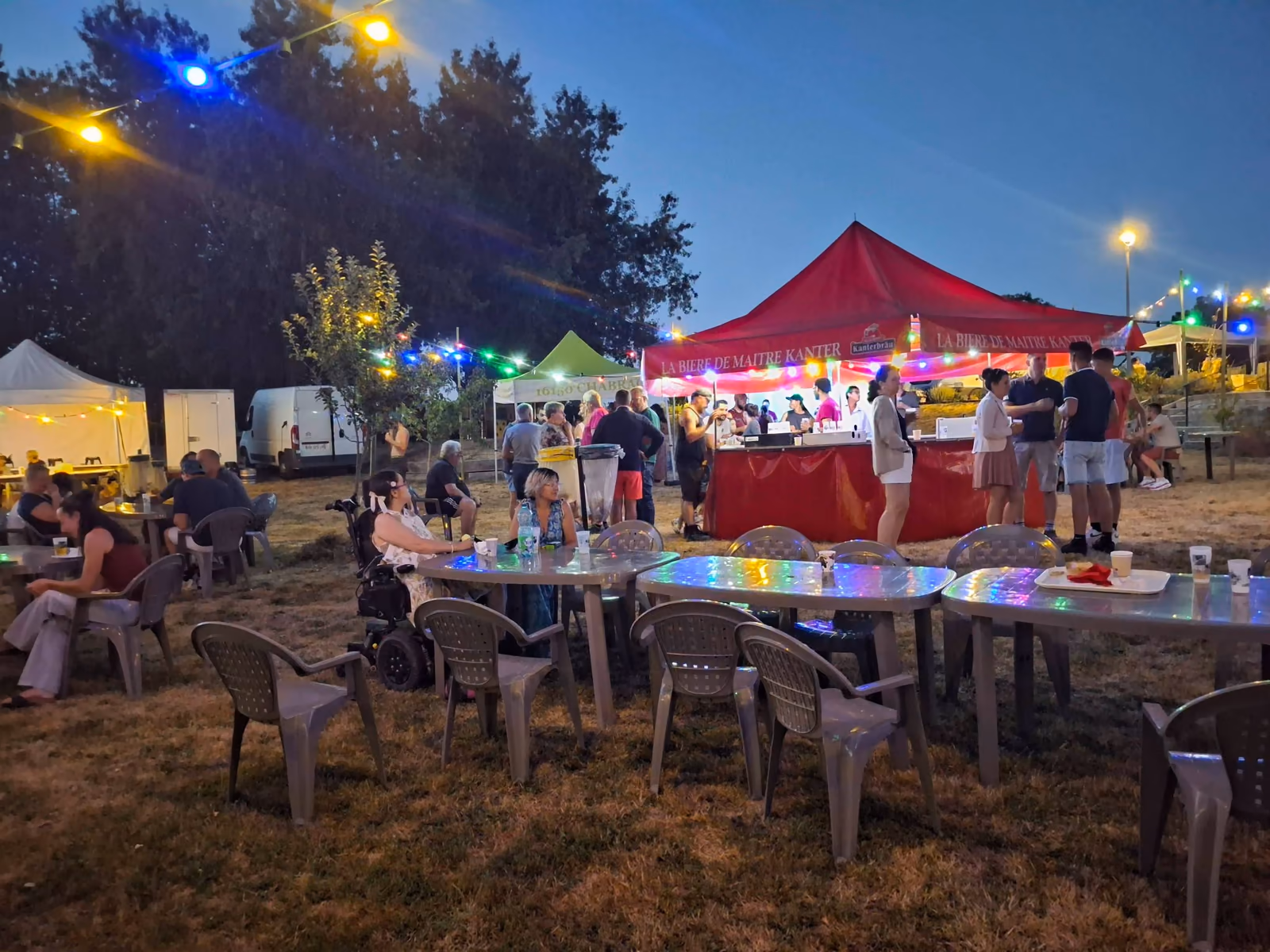 Les stands en soirée