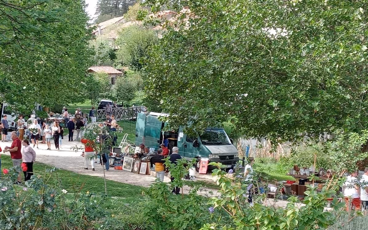 Les stands du vide-greniers autour de l’étang communal (photo Annie Grandjean, Charente Libre)
