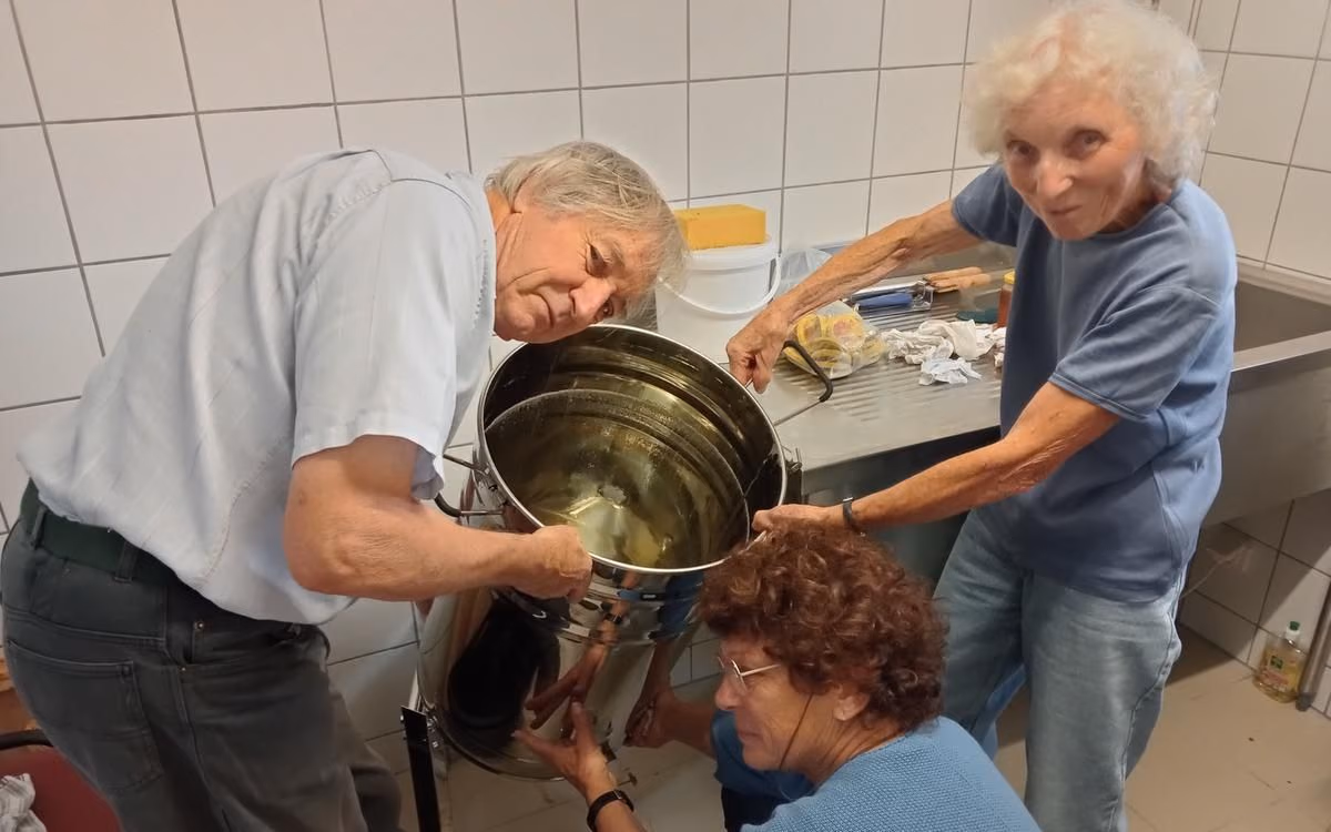 Les apiculteurs bénévoles à la mise en pots du miel, à la miellerie municipale (photo Charente Libre)