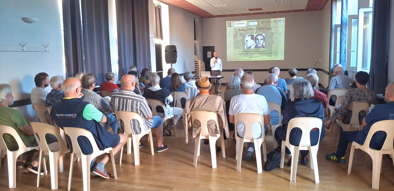 Le public réuni salle Jean Buisson pendant la conférence