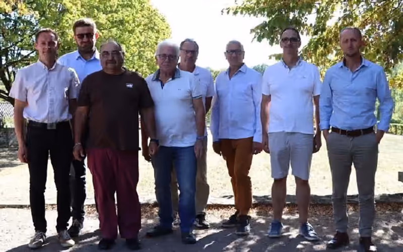 Les huit membres du bureau du SIGIV réunis en extérieur (photo Gaëlle Pinaud, L’Avenir Le Confolentais)